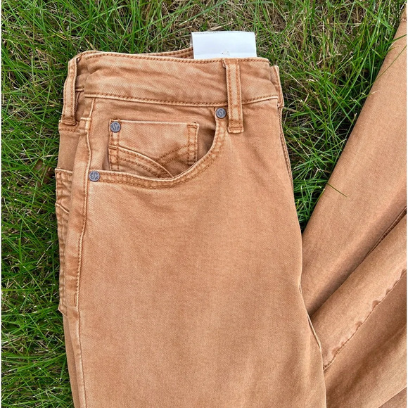 NWT Shyanne’s Woman’s Brown High Rise Flare Jeans Size W29 X L34 - Picture 2 of 10